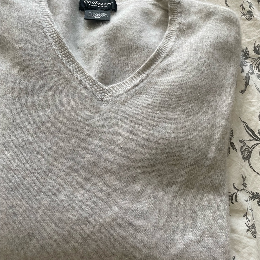 Gray Lord and Taylor cashmere top - medium